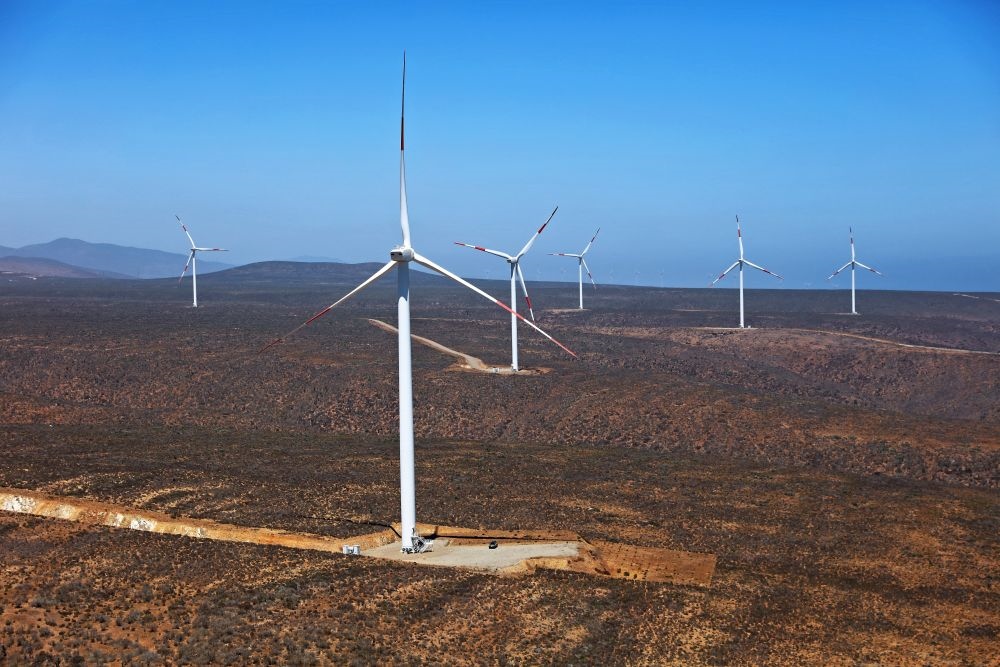 這是2023年2月14日拍攝的位于智利中部沿海的蓬塔謝拉風(fēng)電場。蓬塔謝拉風(fēng)電場是中國在智利投資建設(shè)的首個(gè)風(fēng)電場，2018年正式投產(chǎn)發(fā)電，可滿足13萬戶家庭的用電需求，同時(shí)每年還能減少15.7萬噸碳排放。