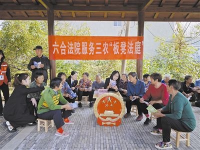  圖③：干警向附近農戶解讀相關法律法規(guī)。