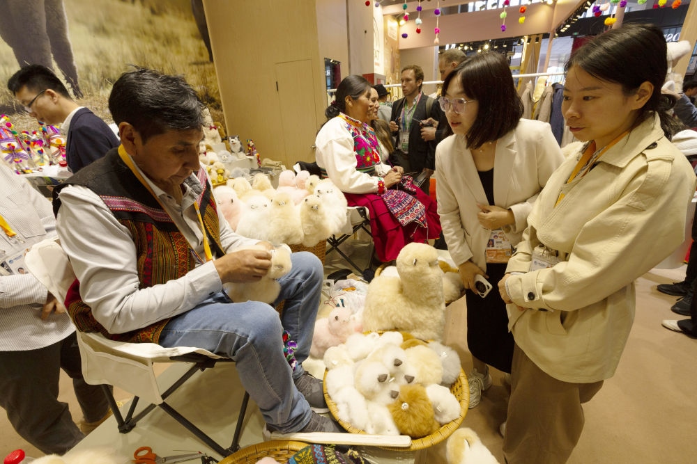 2023年11月7日，秘魯羊駝毛制品手藝人馬馬尼大叔在中國上海舉辦的第六屆進(jìn)博會(huì)上展示羊駝玩偶制作工藝。秘魯特色羊駝毛制品連續(xù)六屆在進(jìn)博會(huì)上亮相，收獲大量訂單。進(jìn)博會(huì)大舞臺讓秘魯傳統(tǒng)手藝人有了更廣闊的發(fā)展空間。