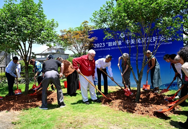 2023年6月28日，出席“鼓嶺之友”座談會的中美各界人士在鼓嶺共同植樹留念。
