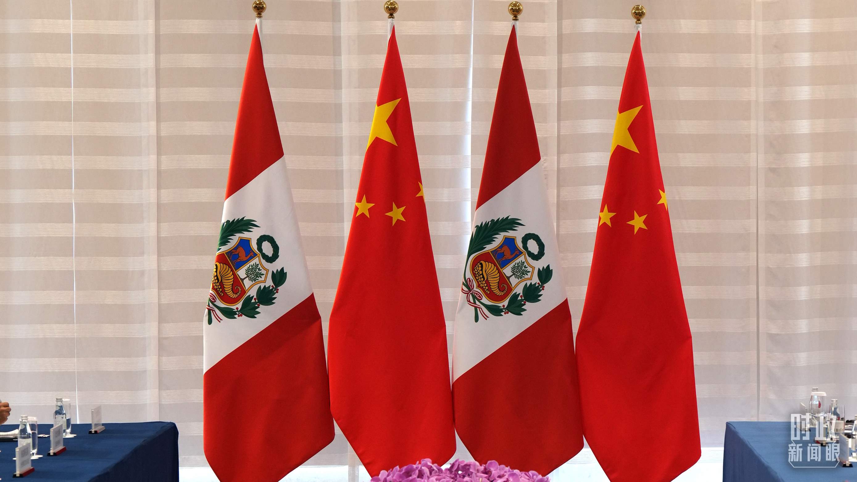 △會談現(xiàn)場的中秘兩國國旗。（總臺國廣記者李晉拍攝）