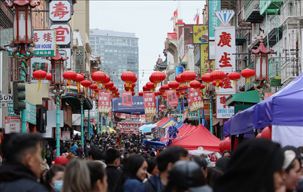 2023年1月15日，人們?cè)诿绹?guó)舊金山唐人街的迎春街會(huì)上游覽、購(gòu)物。當(dāng)日，為期兩天的迎春街會(huì)在美國(guó)舊金山唐人街閉幕，活動(dòng)吸引了大批市民和游客。新華社發(fā)