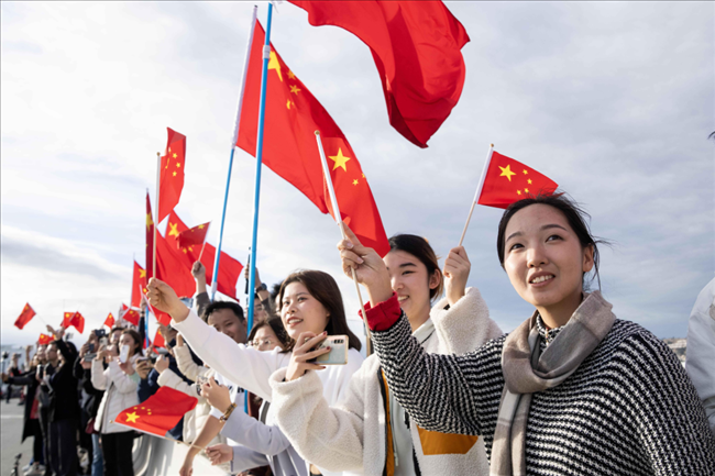 △當?shù)貢r間11月14日，華僑華人和中國留學生代表在沿途街道，熱烈歡迎習近平主席到訪。