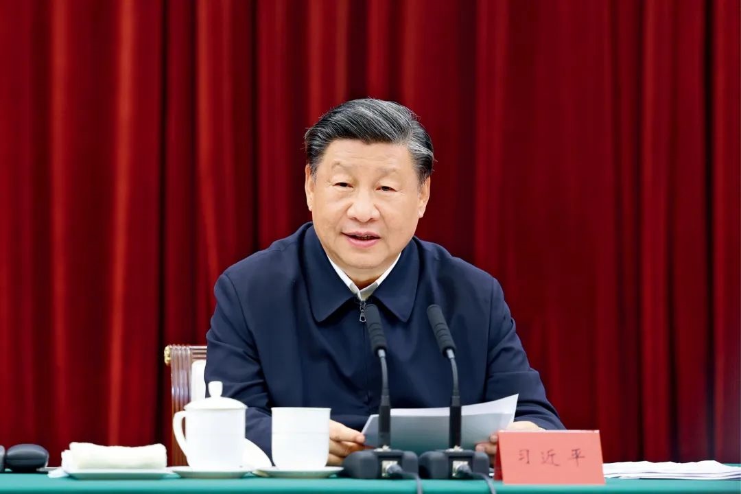 2023年10月12日，中共中央總書記、國(guó)家主席、中央軍委主席習(xí)近平在江西省南昌市主持召開進(jìn)一步推動(dòng)長(zhǎng)江經(jīng)濟(jì)帶高質(zhì)量發(fā)展座談會(huì)并發(fā)表重要講話。習(xí)近平強(qiáng)調(diào)，完善跨區(qū)域、跨部門、跨層級(jí)的數(shù)據(jù)信息共享和流程互聯(lián)互通，深化政務(wù)服務(wù)合作，優(yōu)化營(yíng)商環(huán)境。圖/新華社記者 鞠鵬 攝