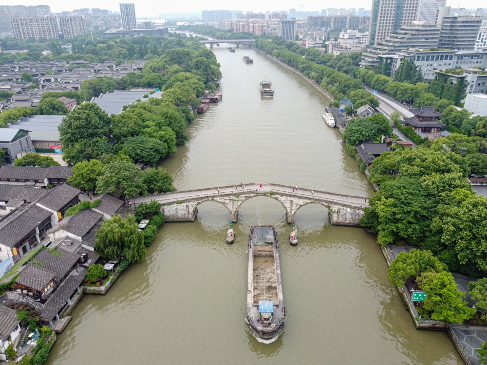2022年5月27日，貨船通過京杭大運河杭州段拱宸橋。（新華社記者江漢 攝）