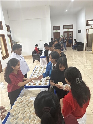 學(xué)生們品嘗中華美食湯圓和燒賣。主辦方供圖