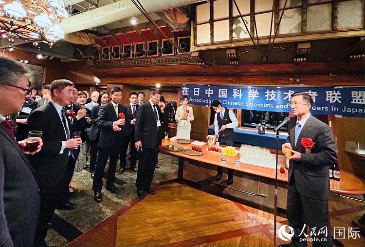 中國駐日本大使館教育處公使銜參贊杜柯偉在紀(jì)念酒會上致祝酒詞。人民網(wǎng) 許可攝