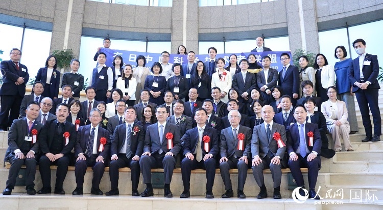 到場嘉賓與中國駐日本大使吳江浩合影留念。人民網(wǎng) 許可攝