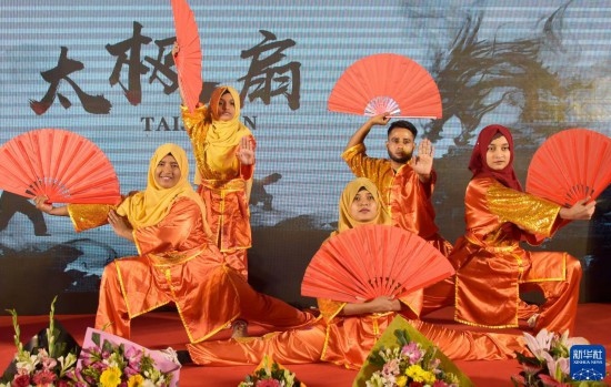 11月22日，在孟加拉國達卡，學生在孔子課堂揭牌儀式上表演。新華社發(fā)（薩利姆攝）