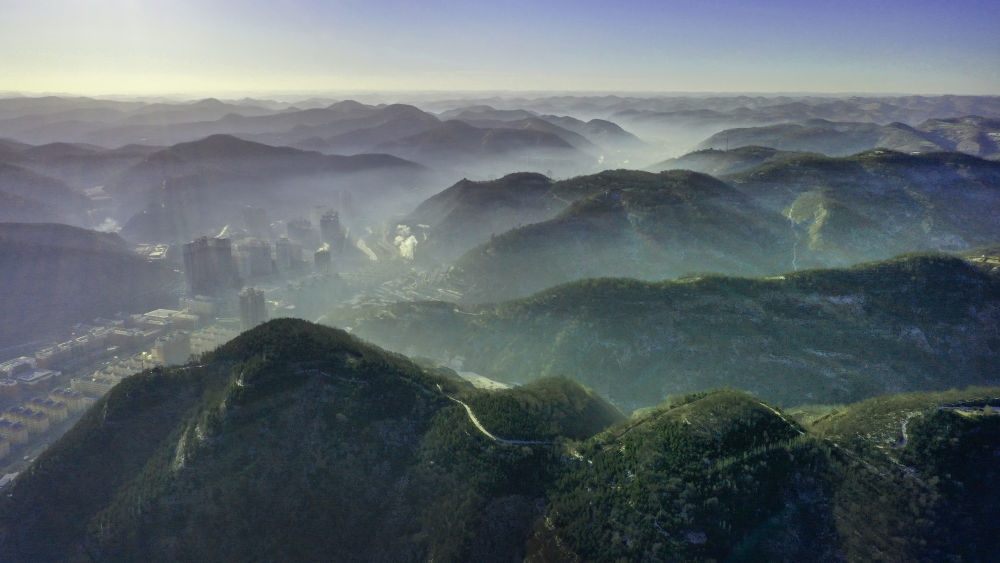 陜西省延安市吳起縣的山山峁峁被茂密的山林覆蓋（2021年12月20日攝，無人機照片）。新華社記者 陶明 攝
