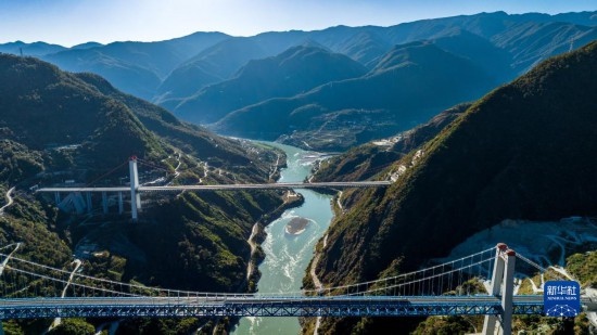 11月25日拍攝的麗香鐵路金沙江特大橋（前），遠(yuǎn)處是麗香高速特大橋（無人機(jī)照片）。
