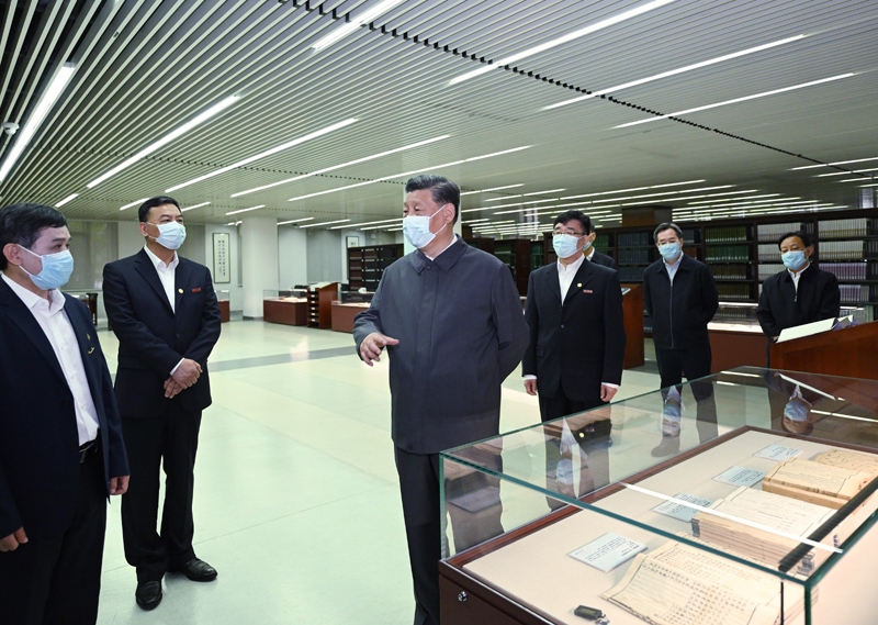 2022年4月25日，習(xí)近平來到中國人民大學(xué)考察調(diào)研。這是他在圖書館考察。