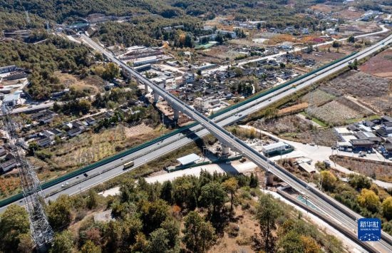 11月25日在麗江市境內(nèi)拍攝的即將開通的麗香鐵路（無人機(jī)照片）。