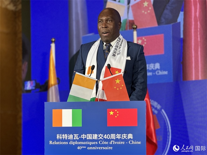 科特迪瓦駐華大使多索·阿達馬在招待會上致辭。人民網 謝瑩攝