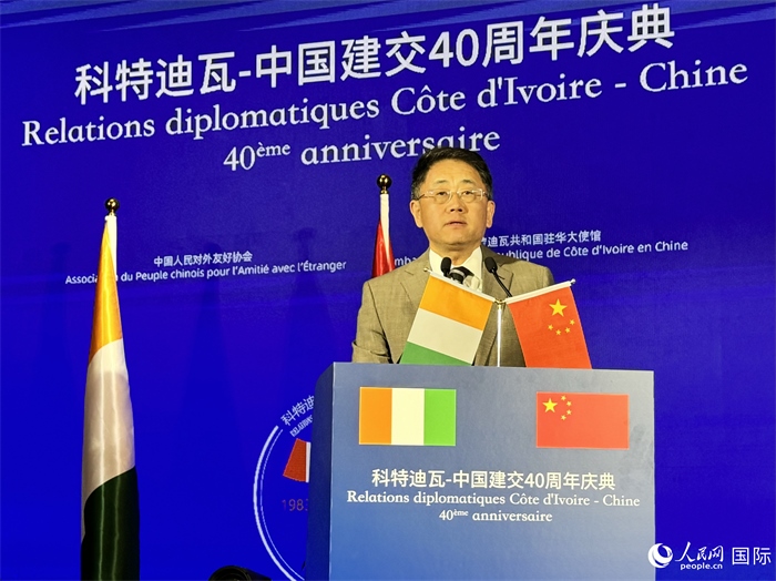 中國人民對外友好協(xié)會副會長姜江在招待會上致辭。人民網 謝瑩攝
