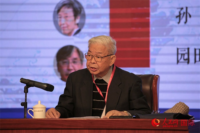 北京外國語大學(xué)北京日本學(xué)研究中心原主任嚴(yán)安生發(fā)表主旨演講。人民網(wǎng)記者 張麗婭攝
