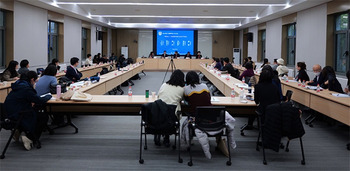 “區(qū)域國別學(xué)視角下的日語學(xué)科建設(shè)”圓桌論壇現(xiàn)場。主辦方供圖
