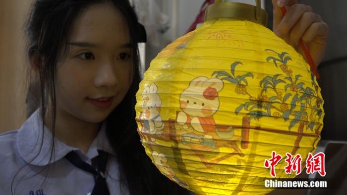 李佳夢正在做兔子花燈。呂盛楠 攝