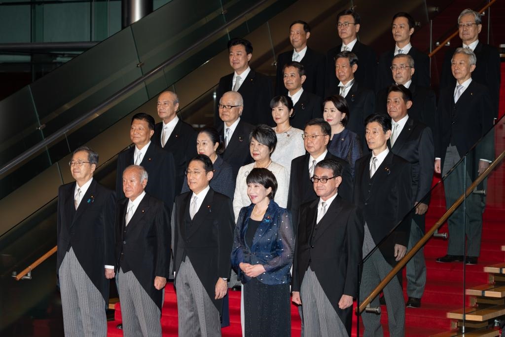9月13日，日本首相岸田文雄（前排中）在東京的首相官邸率閣僚合影。新華社記者張笑宇攝