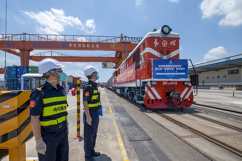 2022年6月29日，浙江金華，中老鐵路國際貨運列車浙江號“鐵路快通”首趟專列經(jīng)海關(guān)監(jiān)管后，從金華南站鳴笛啟程，經(jīng)磨憨口岸駛向老撾萬象。