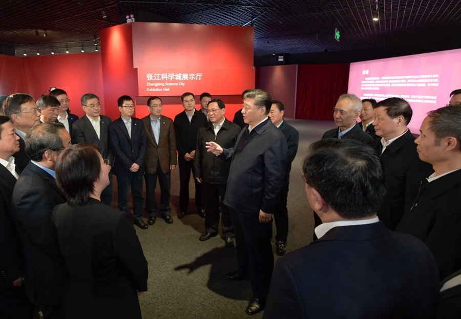 2018年11月6日，習近平在上海張江科學城展示廳考察時，同在場的科技工作者親切交談。