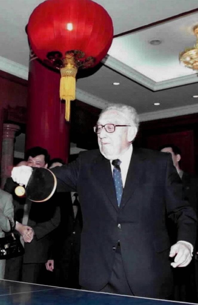 2001年3月18日，基辛格在中國人民對外友好協(xié)會紀(jì)念中美“乒乓外交”30周年的招待會開始前揮拍助興。新華社發(fā)