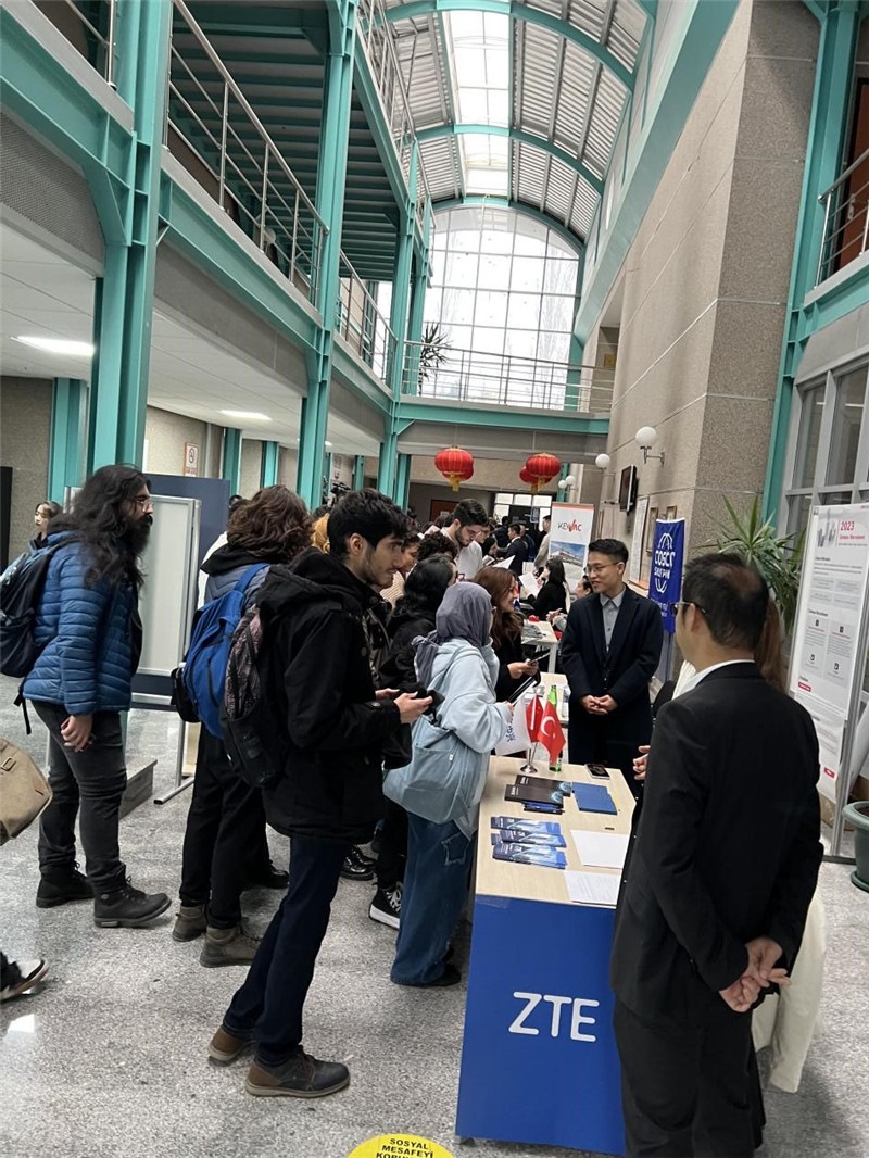 土耳其大學(xué)生在中企展臺交流。主辦方供圖