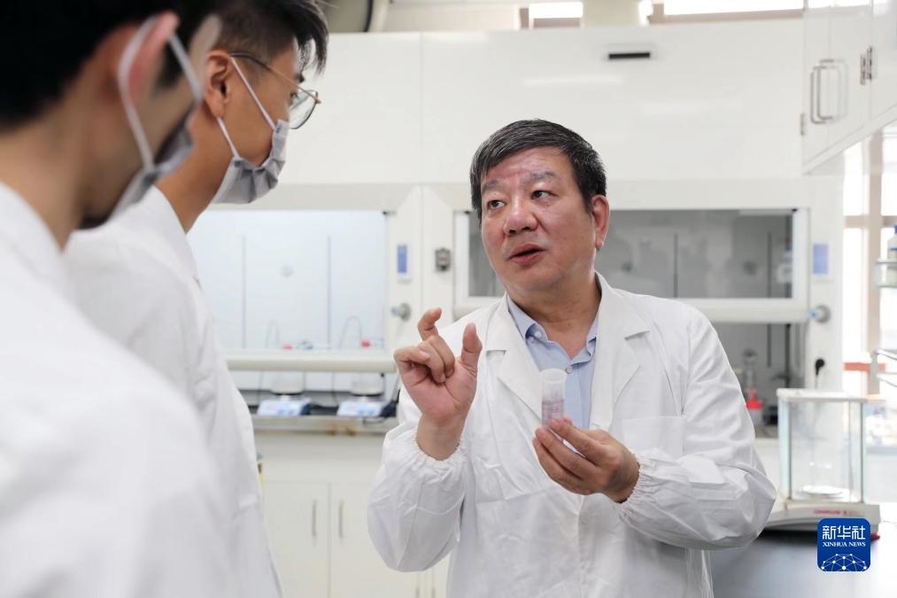中國科學院院士、國家自然科學獎一等獎得主趙東元在復旦大學實驗室里指導學生（2023年9月2日攝）。新華社記者 劉穎 攝