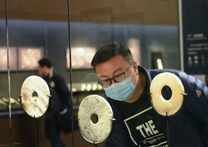 游客在良渚博物院觀看玉璧。新華社記者 翁忻旸 攝