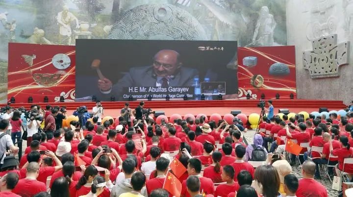 2019年7月6日，杭州市民揮舞國旗慶祝良渚古城遺址獲準列入世界遺產(chǎn)名錄。記者 吳煌 倪雁強 攝