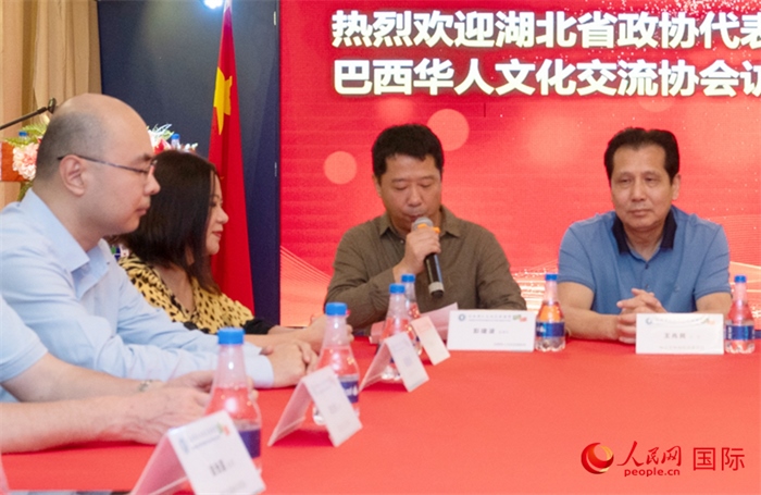 巴西文協(xié)監(jiān)事長彭建波（右二）在座談會上致辭。 人民網記者 陳海琪攝