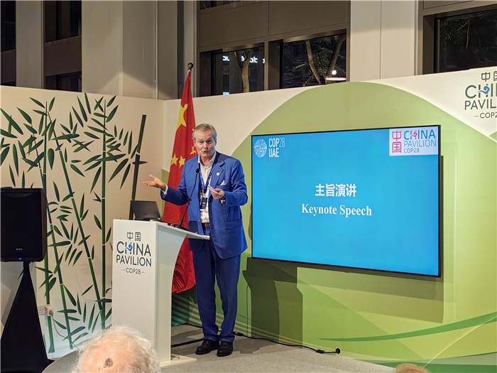 意大利都靈理工大學終身教授岡特·鮑利發(fā)言。COP28中國角供圖