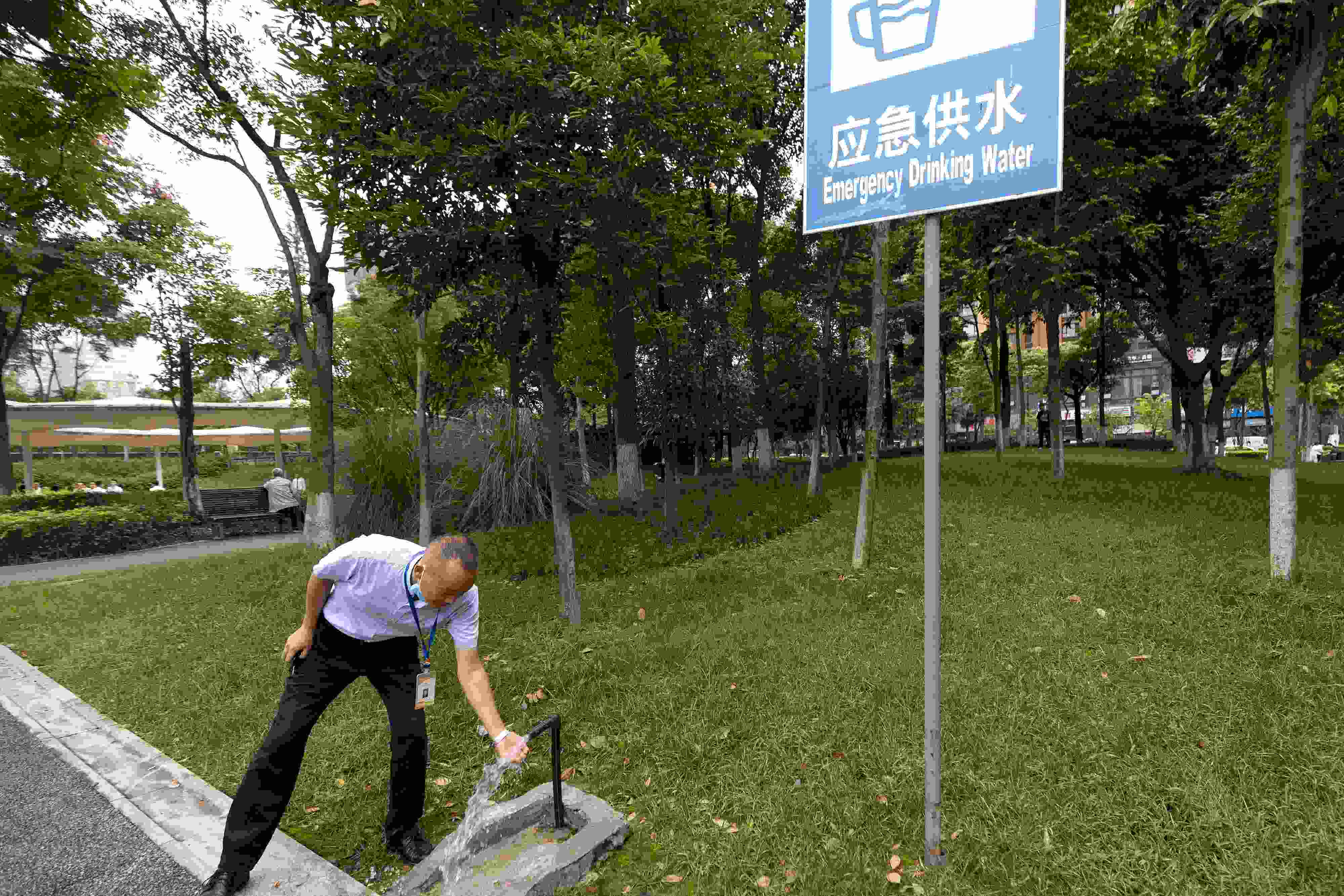 位于成都高新區(qū)天府二街與天府三街之間的大源中央公園，應(yīng)急供水設(shè)施標(biāo)識醒目。