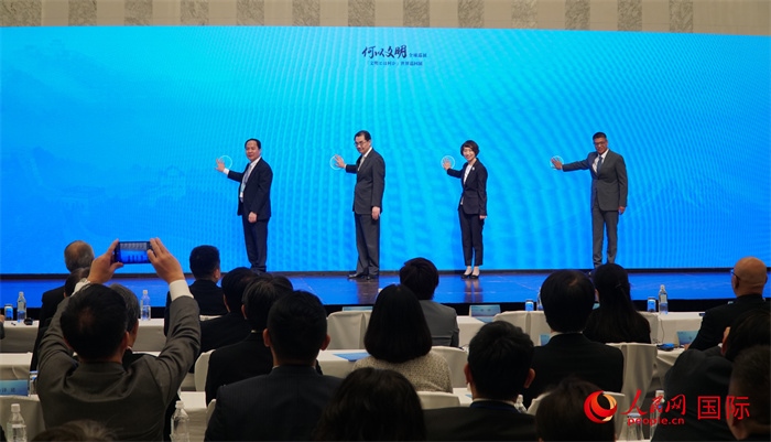 嘉賓共同啟動“何以文明”日本特展體驗暨2024年總臺春晚宣介區(qū)。人民網(wǎng) 蔣曉辰攝