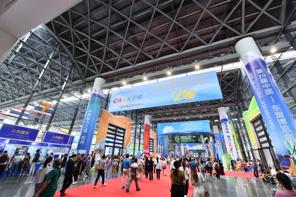 2023年9月18日，參觀者在第二十屆中國—東盟博覽會東盟商品展區(qū)選購商品。新華社記者 黃孝邦 攝