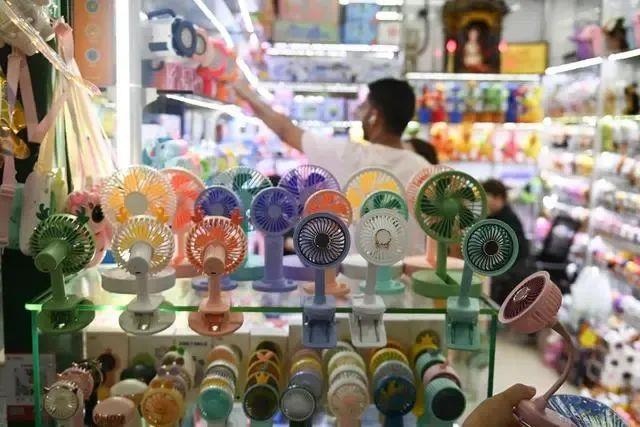 △近期，客商在浙江義烏國(guó)際商貿(mào)城采購(gòu)商品。