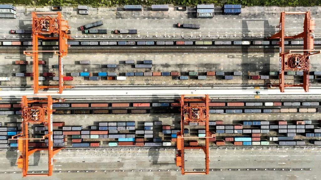 △2023年11月12日，火車在廣西欽州港碼頭裝運(yùn)集裝箱。