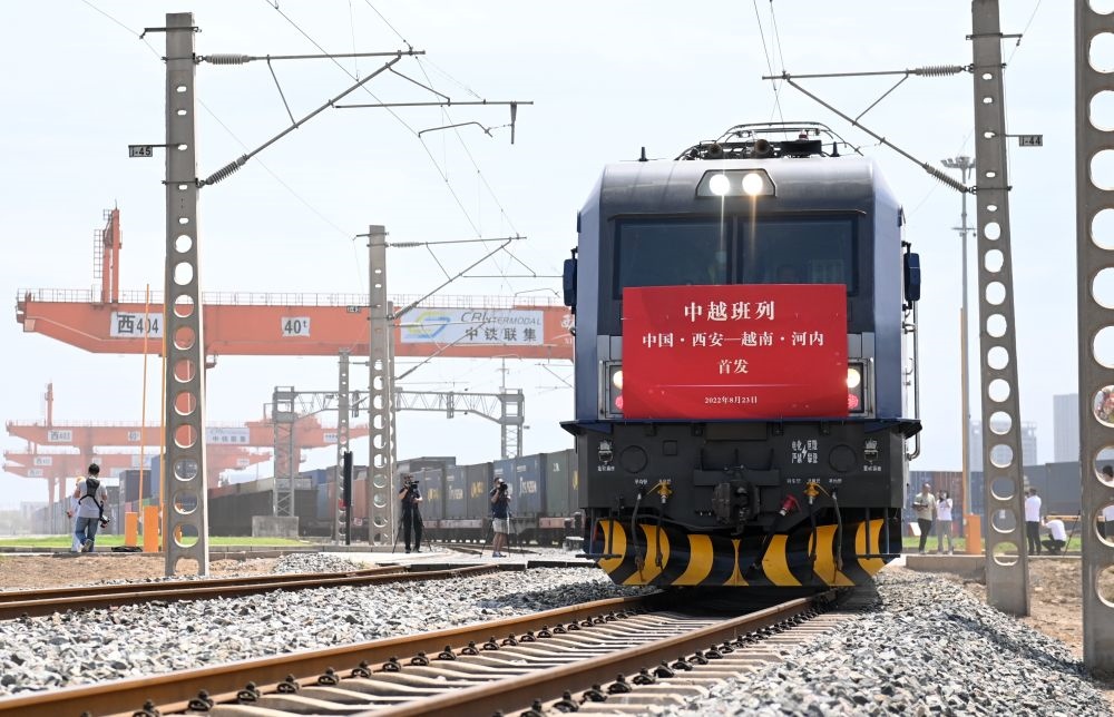 2022年8月23日，陜西首趟中越國際貨運(yùn)班列由西安國際港站駛出開往越南河內(nèi)。新華社記者 李一博 攝