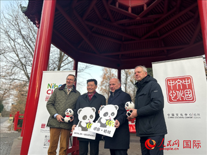 中國文化中心組織的主題活動現(xiàn)場。從左至右依次為柏林動物園園長克尼里姆、中國駐德國大使吳懇、柏林市長韋格納、柏林動物園監(jiān)事會主席布魯克曼。人民網(wǎng)記者 徐馨攝