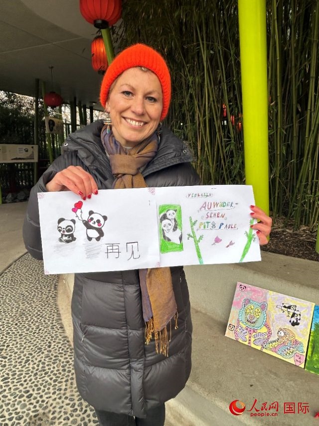 桑德拉和德國小朋友們的作品。右圖寫著“祝福好運，再見 Pit和Paule（“夢想”“夢圓”的德語名字）”。人民網(wǎng)記者 徐馨攝