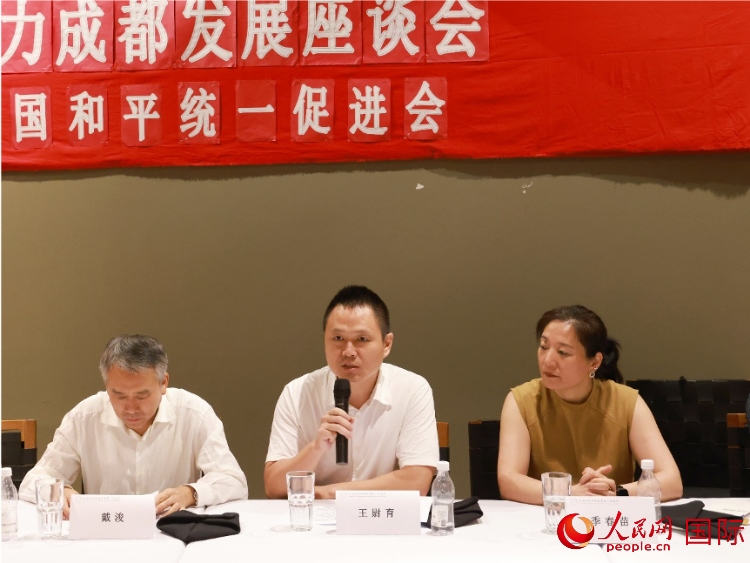 中國駐里約總領(lǐng)館副總領(lǐng)事王尉育（中）在座談會中致辭。人民網(wǎng)記者 陳海琪攝