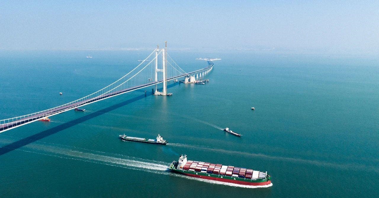 △2023年11月28日，國(guó)家重大工程深中通道海底沉管隧道貫通。