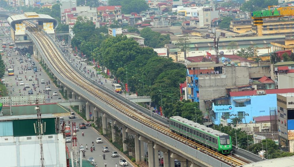 2021年11月6日，列車(chē)在越南首都河內(nèi)吉靈-河?xùn)|輕軌線(xiàn)上行駛。中企承建的越南首條城市輕軌項(xiàng)目交接儀式當(dāng)日在河內(nèi)舉行，標(biāo)志著該項(xiàng)目投入運(yùn)行。新華社/越通社