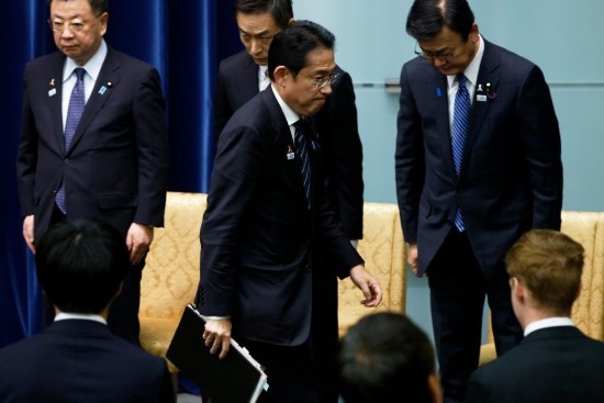  11月2日，在日本東京首相官邸，日本首相岸田文雄在新聞發(fā)布會后離開會場。新華社發(fā)（Pool圖片，太田潔攝）