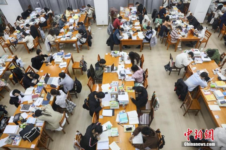 資料圖：眾多考研學生在南昌大學圖書館的自習室內(nèi)復習備考。劉力鑫 攝