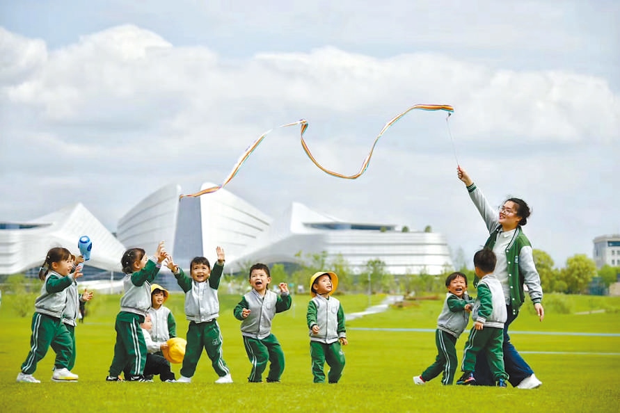  童心飛揚(yáng) 在浙江衢州市智慧新城草坪公園，一名幼兒園老師揮舞彩帶，與孩子們一起玩耍。衢州市柯城區(qū)將兒童友好理念融入城區(qū)整體規(guī)劃，努力為兒童成長(zhǎng)創(chuàng)造更好的發(fā)展環(huán)境，提升兒童和家庭的獲得感、幸福感、安全感。 衢州市柯城區(qū)某幼兒園哥倫比亞籍教師 莉莉安娜·雷斯特雷波·埃斯皮諾薩攝 “我和家人都很喜歡在衢州生活，這是一座兒童友好城市，有很多兒童營(yíng)地和戶外活動(dòng)場(chǎng)所。我看到孩子們?cè)谟變簣@、戶外非?？鞓返赝嫠＃阌孟鄼C(jī)記錄下這美好時(shí)刻?！? /></p> <p style=