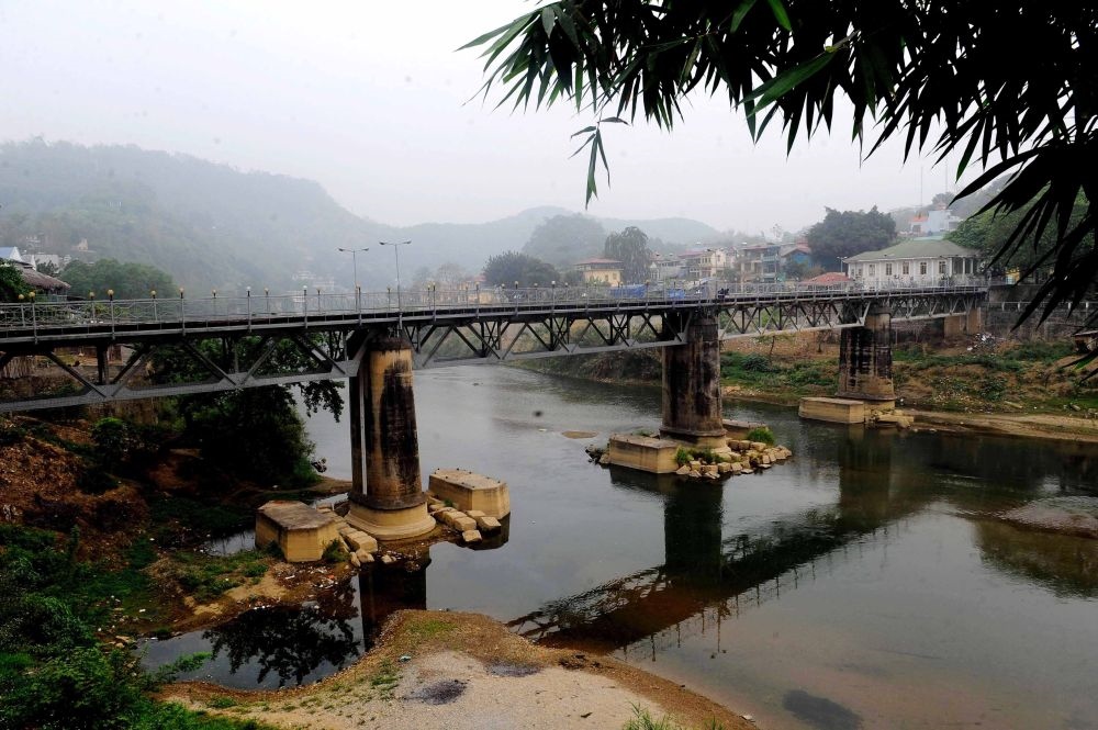 這是滇越鐵路連接中越兩國的中越鐵路大橋，橋的對岸是越南老街省（2010年3月20日攝）。