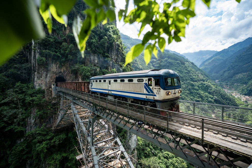 進行人字橋橋梁檢測的米軌列車通過人字橋（2023年9月6日攝）。