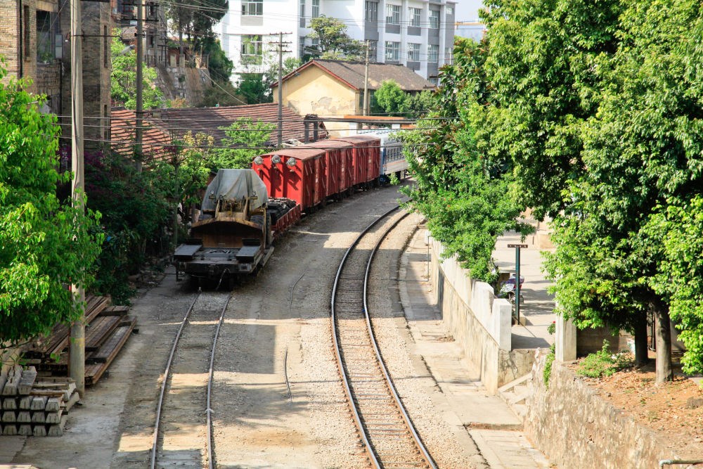滇越鐵路宜良段的鐵軌與貨車（2013年3月26日攝）。