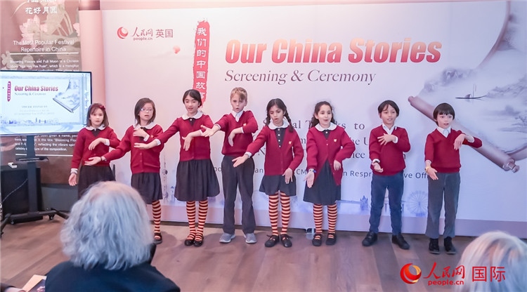 肯辛頓韋德預(yù)備學(xué)校小學(xué)生表演。人民網(wǎng) 郭錦標(biāo)攝